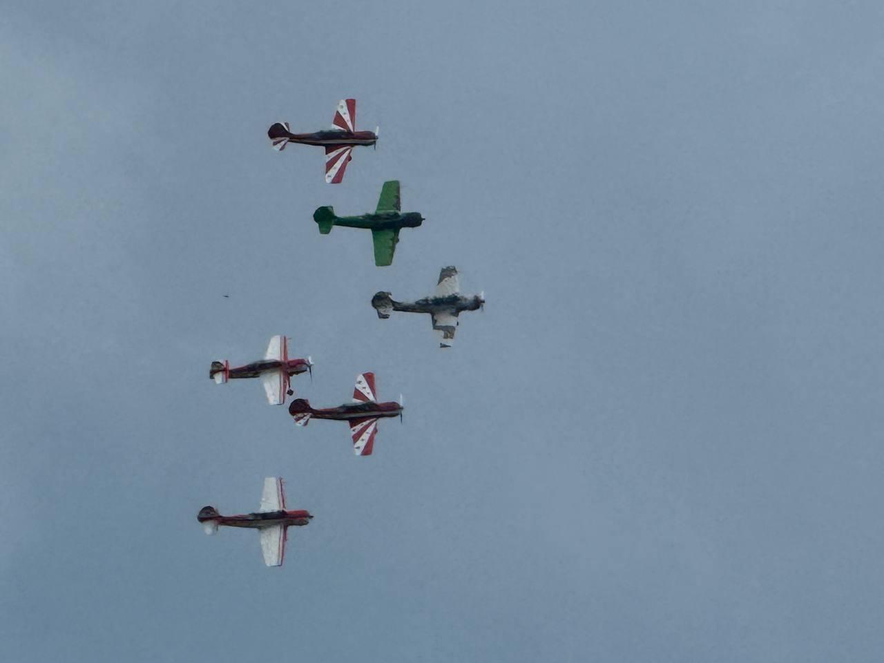 Фото В Новосибирске завершилось грандиозное авиашоу: завораживающие кадры самолётов и вертолётов в небе 24